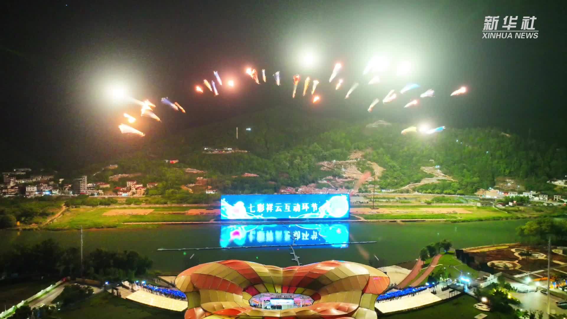 湖南浏阳：“五一”烟花秀绽放星空下的浪漫