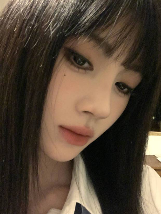 鞠婧祎侧脸线条流畅。