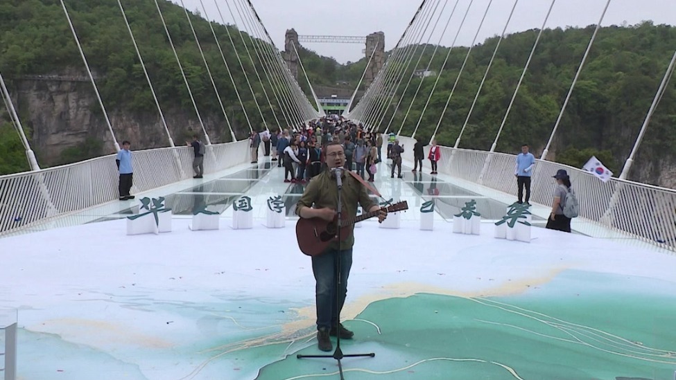 一曲《将进酒》 “摇滚博导”陈涌海炸裂献唱张家界