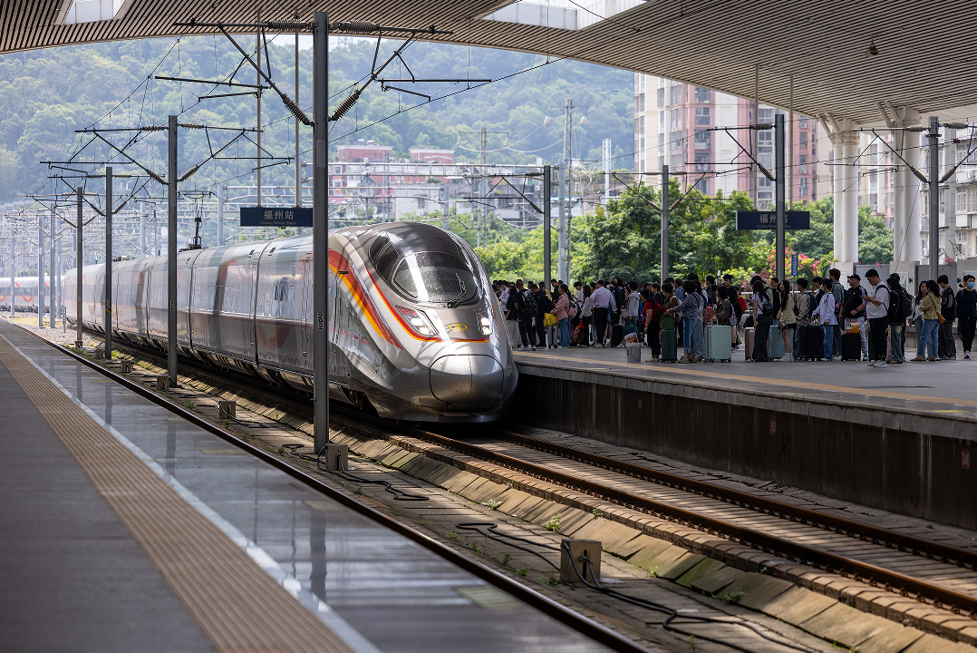 一列復興號高鐵正駛入福州火車站站臺。（車馳 攝）