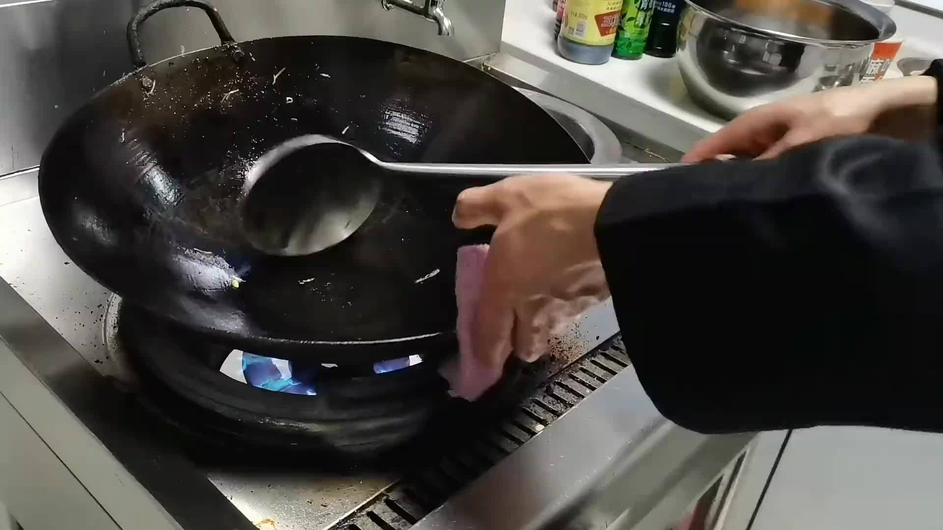 五星级酒店厨师做了道豆腐，小店厨师也是第一次见到，大开眼界