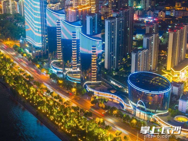 湘江边绚丽的楼宇灯光秀。