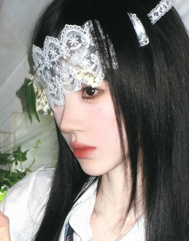 鞠婧祎侧颜绝美。