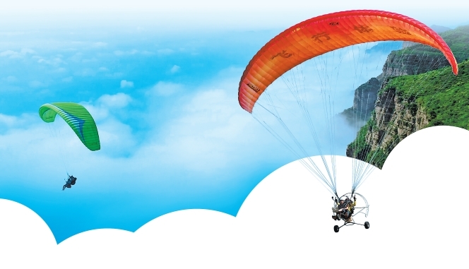 在林虑山国际滑翔基地，游客在教练指导下搭乘滑翔伞轻盈起飞，从空中领略太行山色。记者 邓放 摄（资料图片）