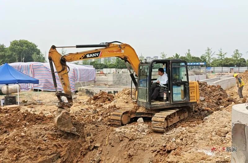 工人正操作挖掘机开挖土方