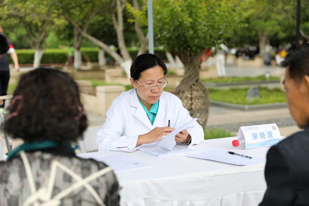 心外科宋艳清主任仔细查看患者病历资料