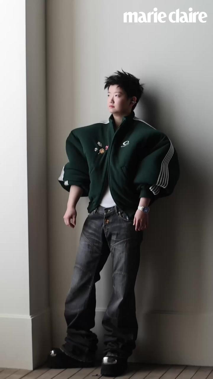 双开门莎莎纯享 一段一直被夸状态超绝，所以笑的很开心的“双开门莎莎”纯享。  #嘉人迎接孙颖莎 #孙颖莎嘉人高定高珠封面  #HailtoSun   #孙颖莎嘉人六月OG  #孙颖莎解锁嘉人第500封