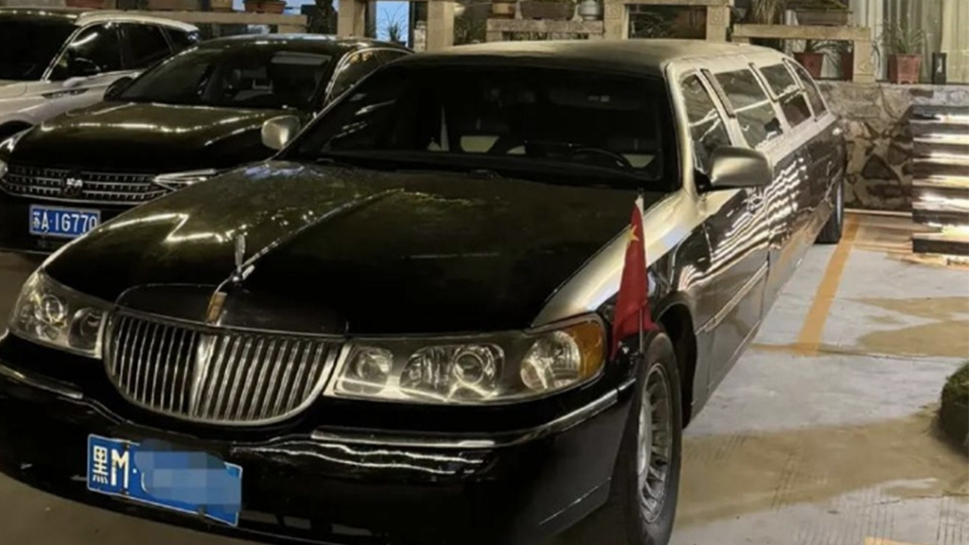 男子开9米加长林肯堵塞“皖南川藏线”，网友纷纷指责，车主致歉