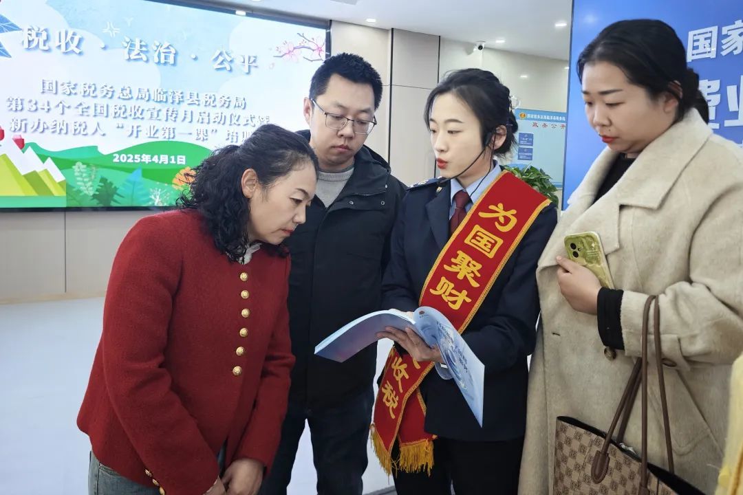 临泽县税务干部为纳税人讲解纳税信用相关知识