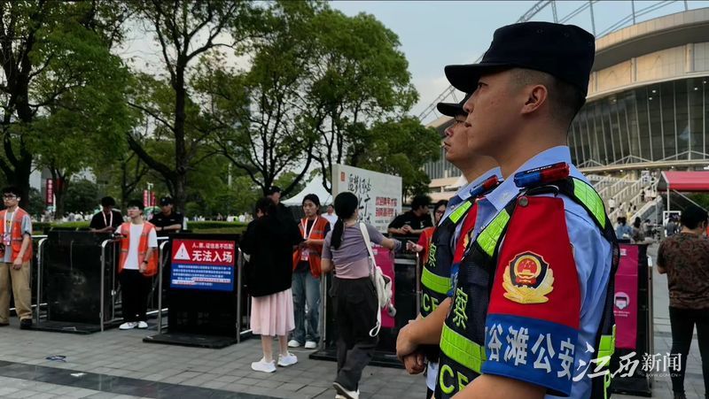 ▲红谷滩公安分局在演唱会入口闸机通道执勤。摄影｜通讯员 李雅静