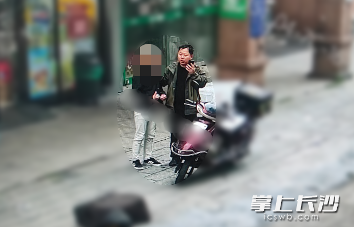 一眼锁定并抓获嫌疑人。长沙晚报通讯员 李三平 供图