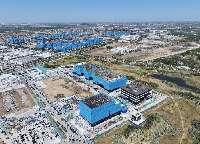 中国矿产资源集团有限公司雄安总部项目建设现场(2025年4月24日摄,无人机照片)。新华社记者 牟宇 摄