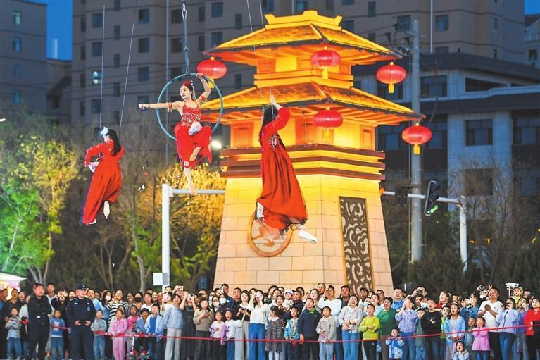 游客在武威市景区欣赏表演 新甘肃·甘肃日报记者 丁凯