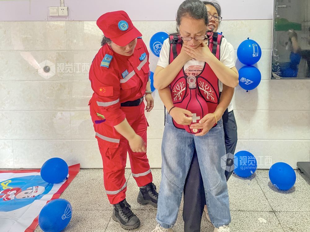 演示海姆立克急救法。