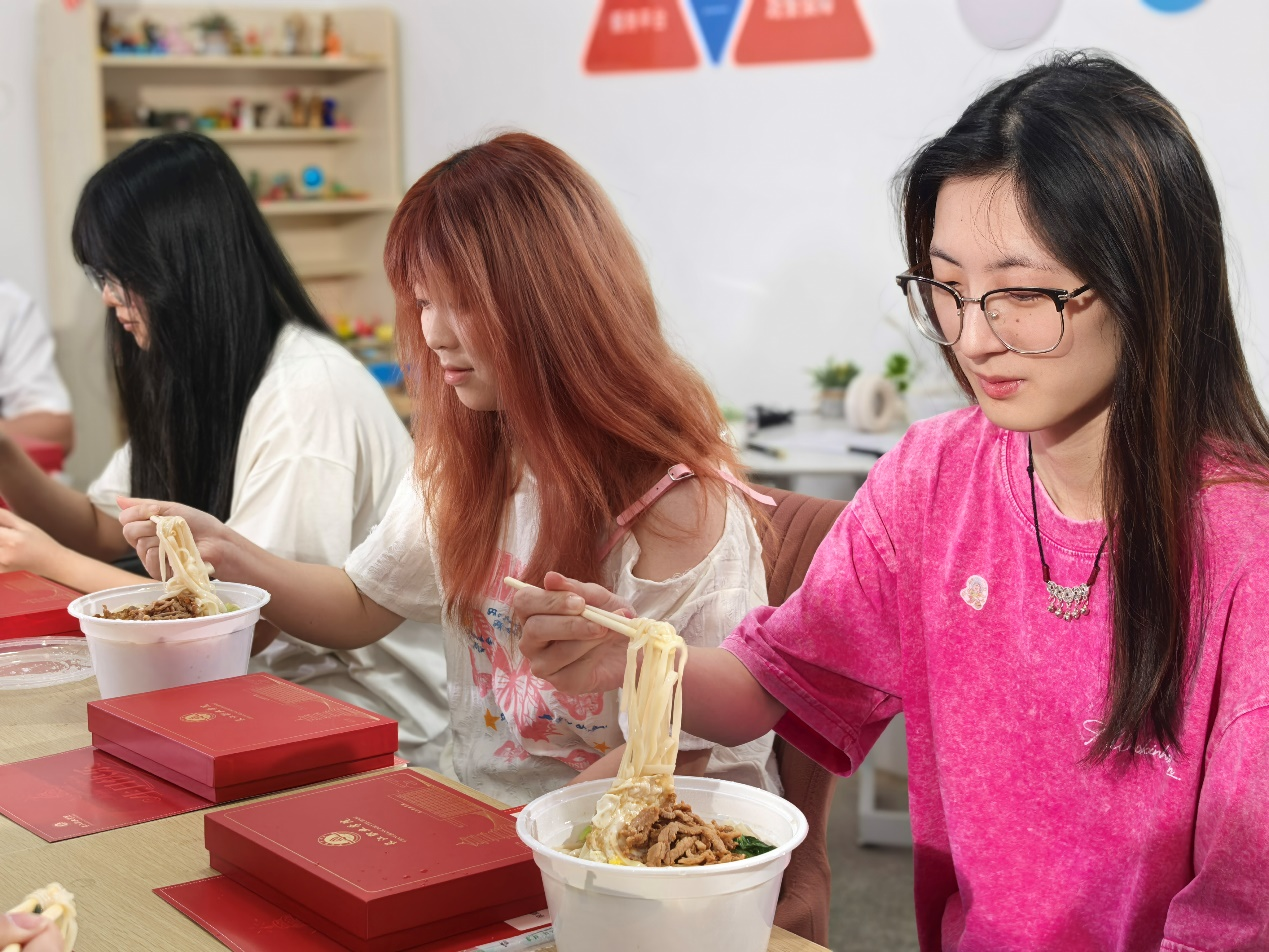 一碗长寿面里的“文脉密码”：长职以中国式生日礼润泽学子心灵