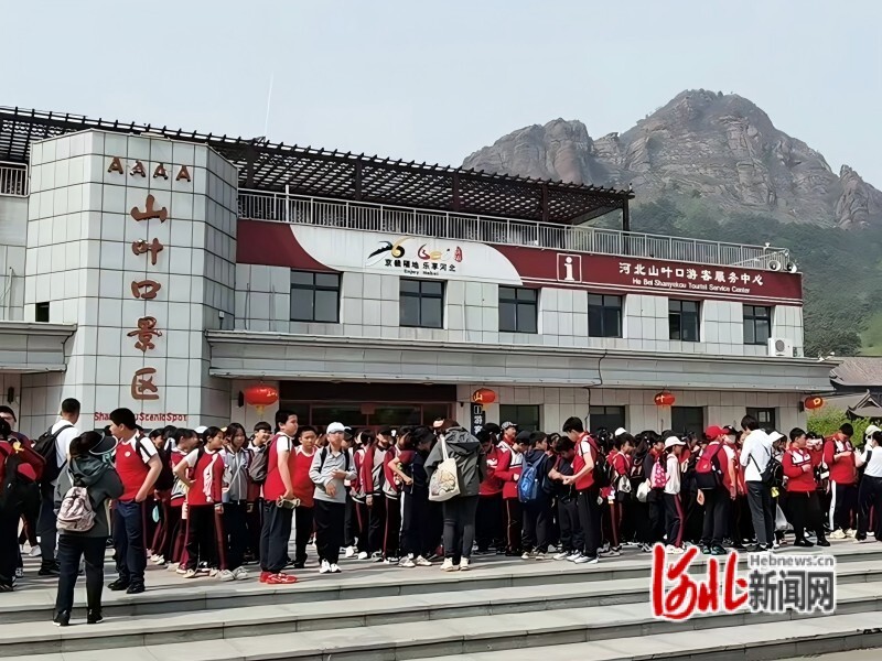 “五一”假期,迁安市山叶口景区迎来大型旅游团队。李智慧摄