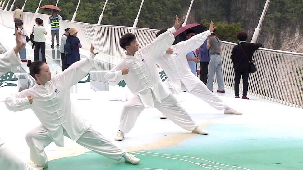 帅出天际线：武当太极传人王明山与中学生合练八段锦