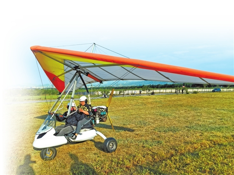 近年来，三角翼、动力伞、热气球等低空体验项目，正从“小众体验”走向“大众服务”，日渐丰富人们的消费体验。受访者供图