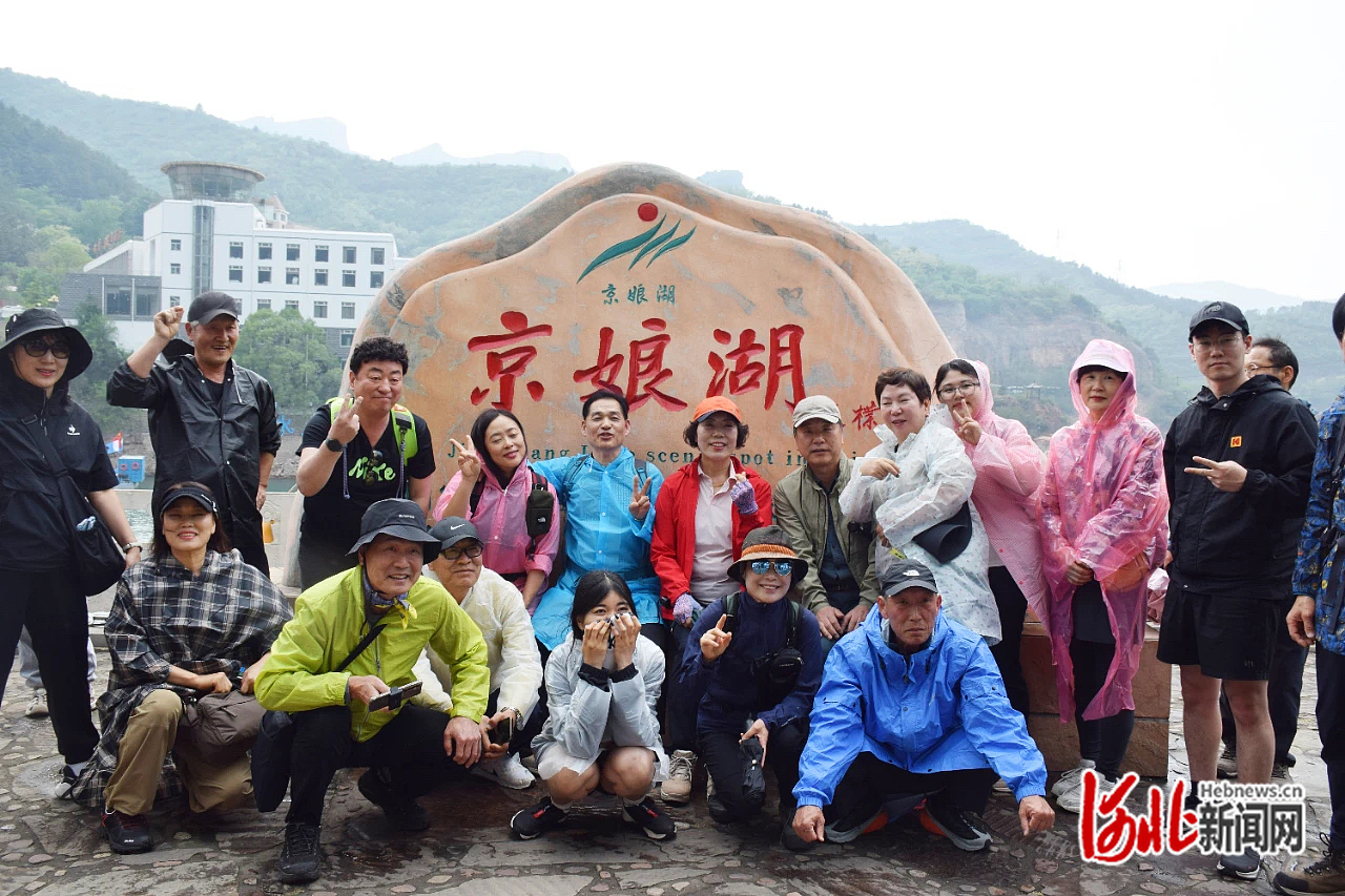 韩国游客在武安京娘湖游玩拍照。（来源/武安市融媒体中心）