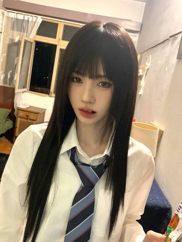 鞠婧祎五官精致立体。