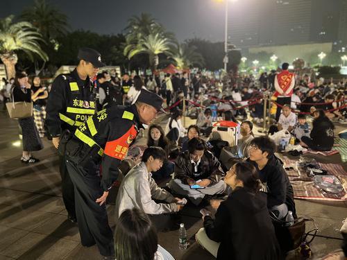 ▲东湖公安分局大院派出所民警提醒市民游客注意安全。摄影丨通讯员 王涵仪
