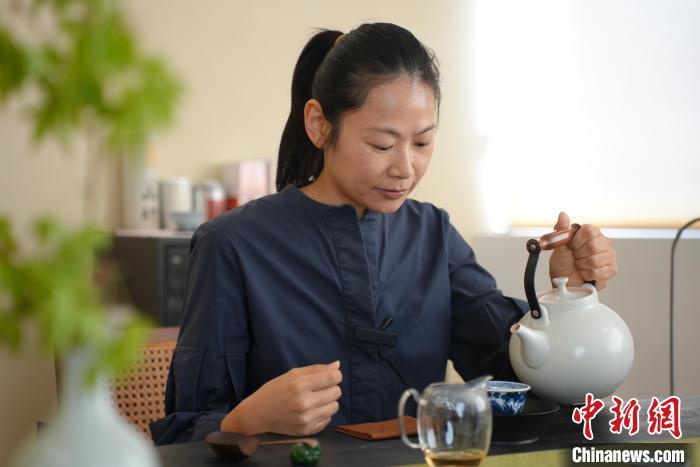陈奇桢在茶室内泡茶。吴敏 摄