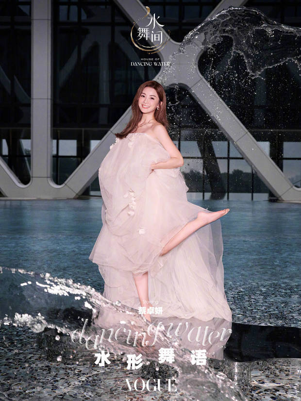蔡卓妍尽显少女感。
