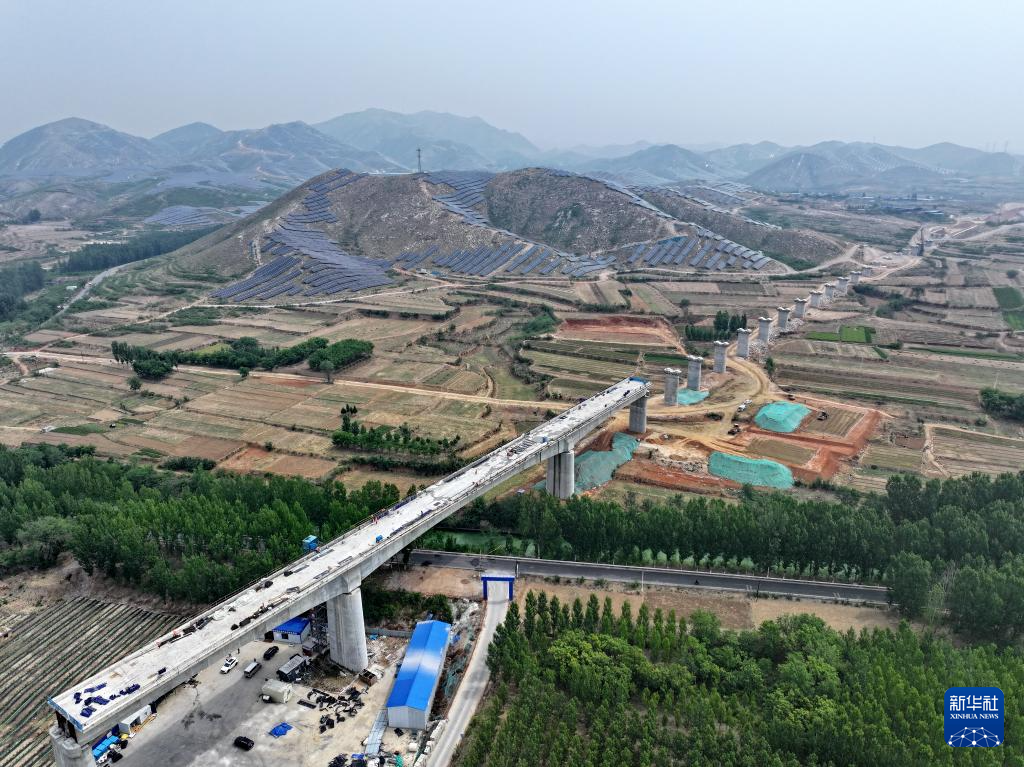 这是雄忻高铁河北段站前3标段建设现场（5月8日摄，无人机照片）。