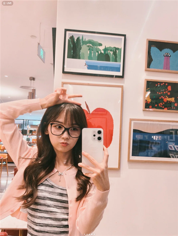 王冰冰手持OPPO Reno14自拍:人鱼姬配色 这颜值太梦幻
