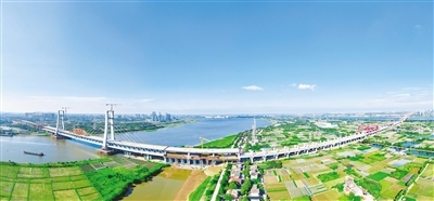 5月5日是二十四節氣的立夏，意味著將迎來火熱的夏天。記者在我市隆興大橋跨贛江西支主橋施工現場看到，塔吊林立、機器轟鳴，一派熱火朝天的建設場景。目前，主橋鋼梁吊裝順利完成。洪觀新聞記者 喻云亮 攝