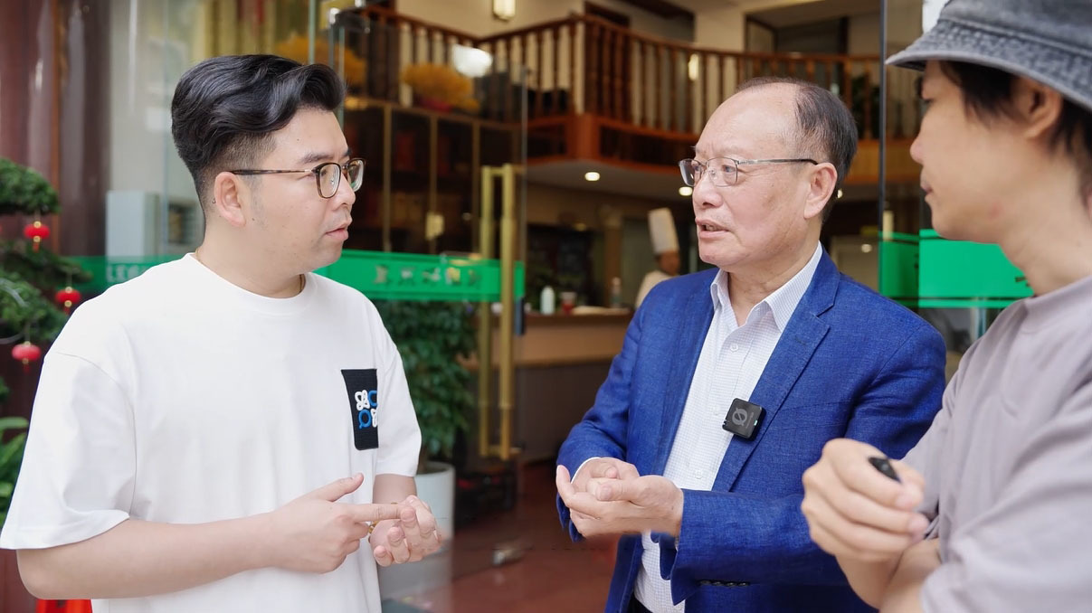 图：蔡彪在进行活动前期筹备工作讨论