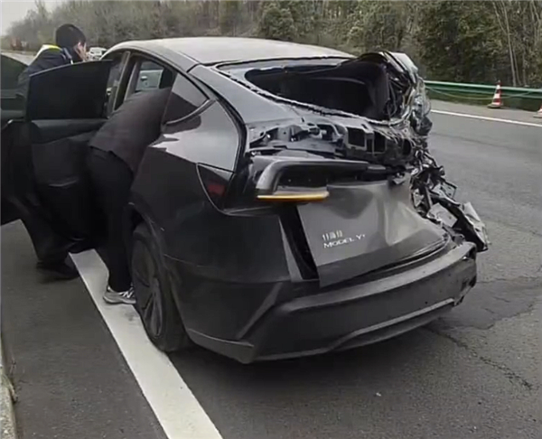 焕新特斯拉Model Y高速上遭六轮卡车追尾:车主毫发无伤