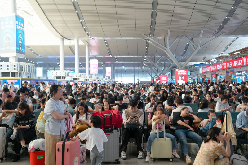 5月4日,长沙南站返程客流增多了不少。 通讯员 盛天昱 摄