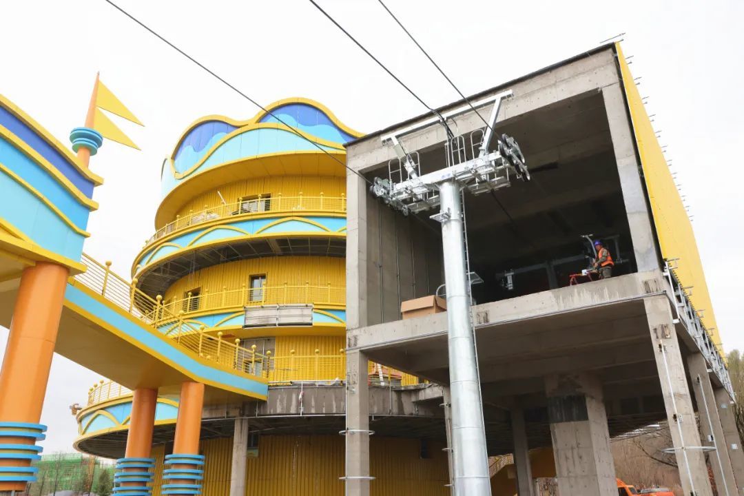 黑金小镇项目施工现场，工人对缆车索道进行施工作业