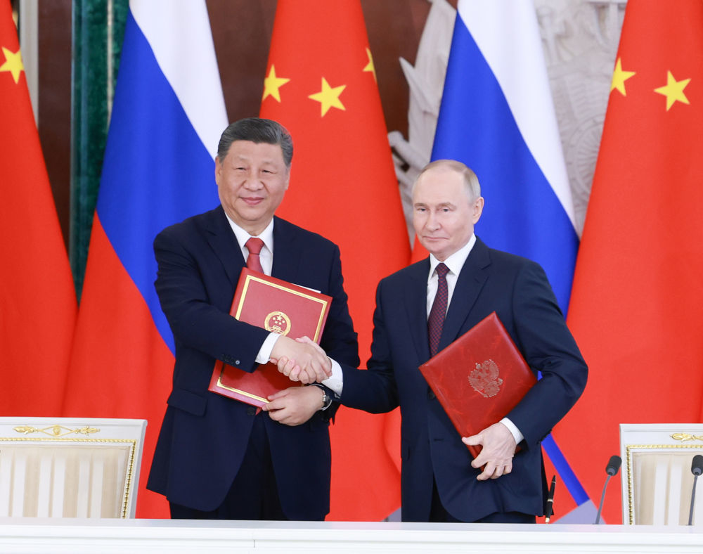 当地时间5月8日上午,俄罗斯总统普京同中国国家主席习近平在莫斯科克里姆林宫举行会谈。会谈后,两国元首共同签署《中华人民共和国和俄罗斯联邦在纪念中国人民抗日战争、苏联伟大卫国战争胜利和联合国成立80周年之际关于进一步深化中俄新时代全面战略协作伙伴关系的联合声明》。新华社记者 王晔 摄