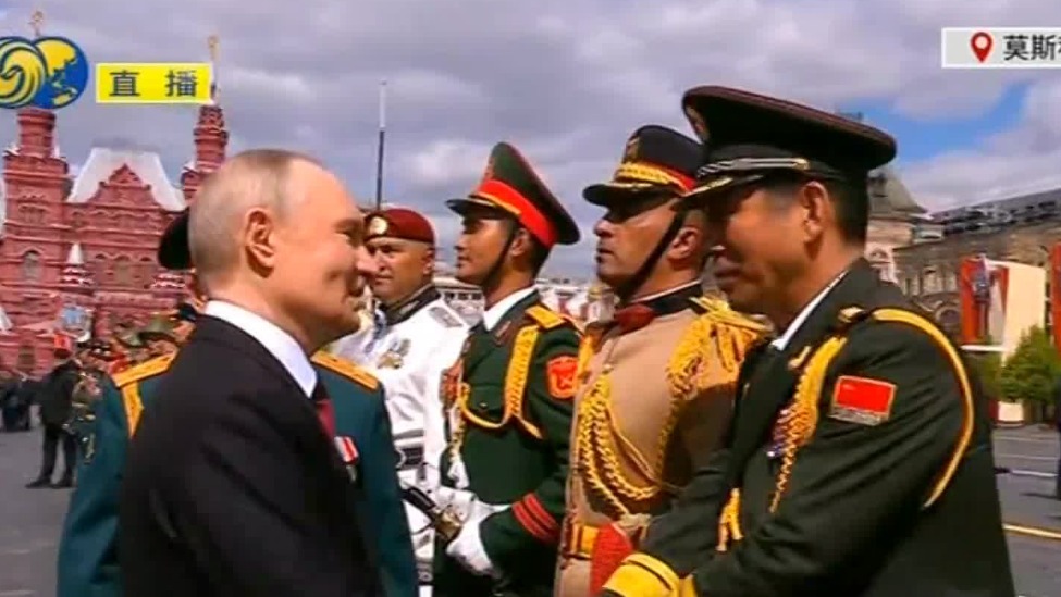 红场阅兵结束，普京与军官握手