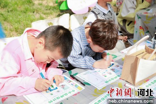 “小小品牌设计师”正在创作中。 衡水市桃城区委宣传部 供图