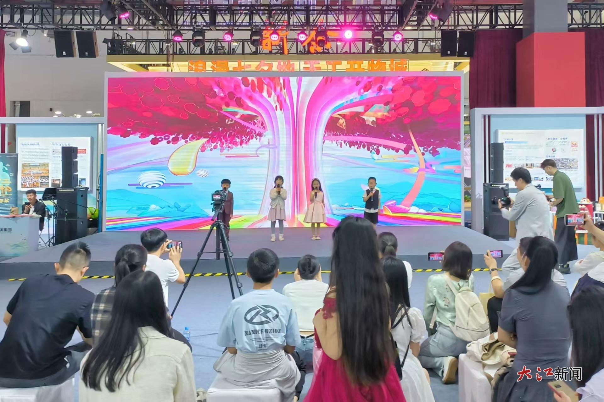 孩子在舞臺(tái)上表演