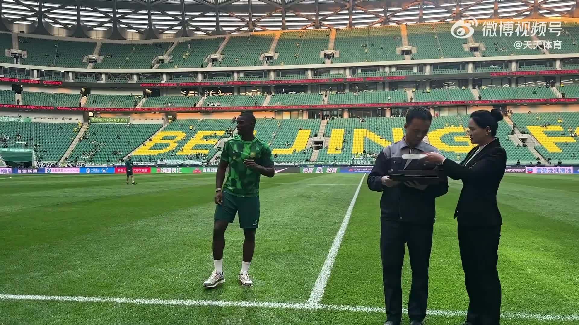 法比奥获国安4月最佳球员，工体员工赛前为其颁奖