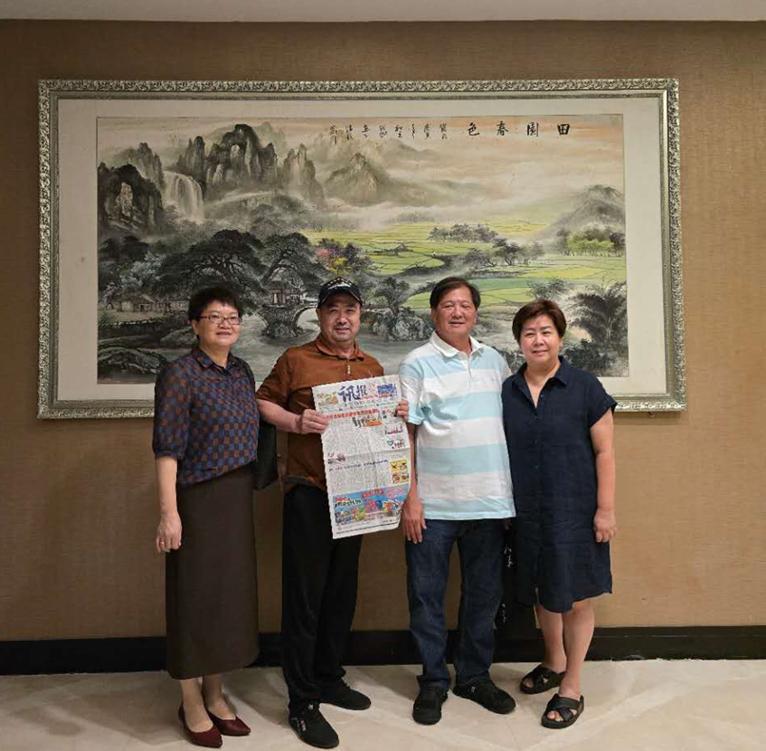 图说：林荣胜社长夫妇（右二、右一）赠送龚全元《讯报》合影。共工社发（张阿周 摄）