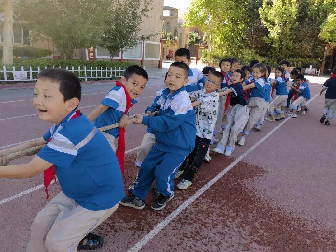 ▲皇甫幼浩的儿子和同学在一起参加拔河比赛