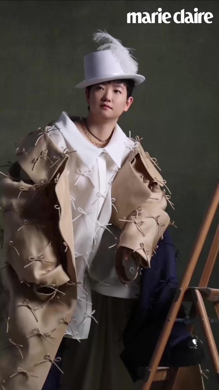 莎莎的节奏感 拍摄现场的等待时刻，跟随莎莎在音乐的节奏声中….踮踮脚。  #嘉人迎接孙颖莎 #孙颖莎嘉人高定高珠封面  #HailtoSun   #孙颖莎嘉人六月OG  #孙颖莎解锁嘉人第500封