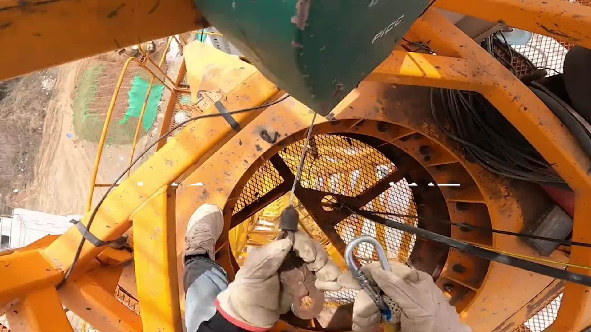 小伙16岁辍学进工地，拍视频记录塔吊工作成网红：剪辑靠自学，一条片子要3小时