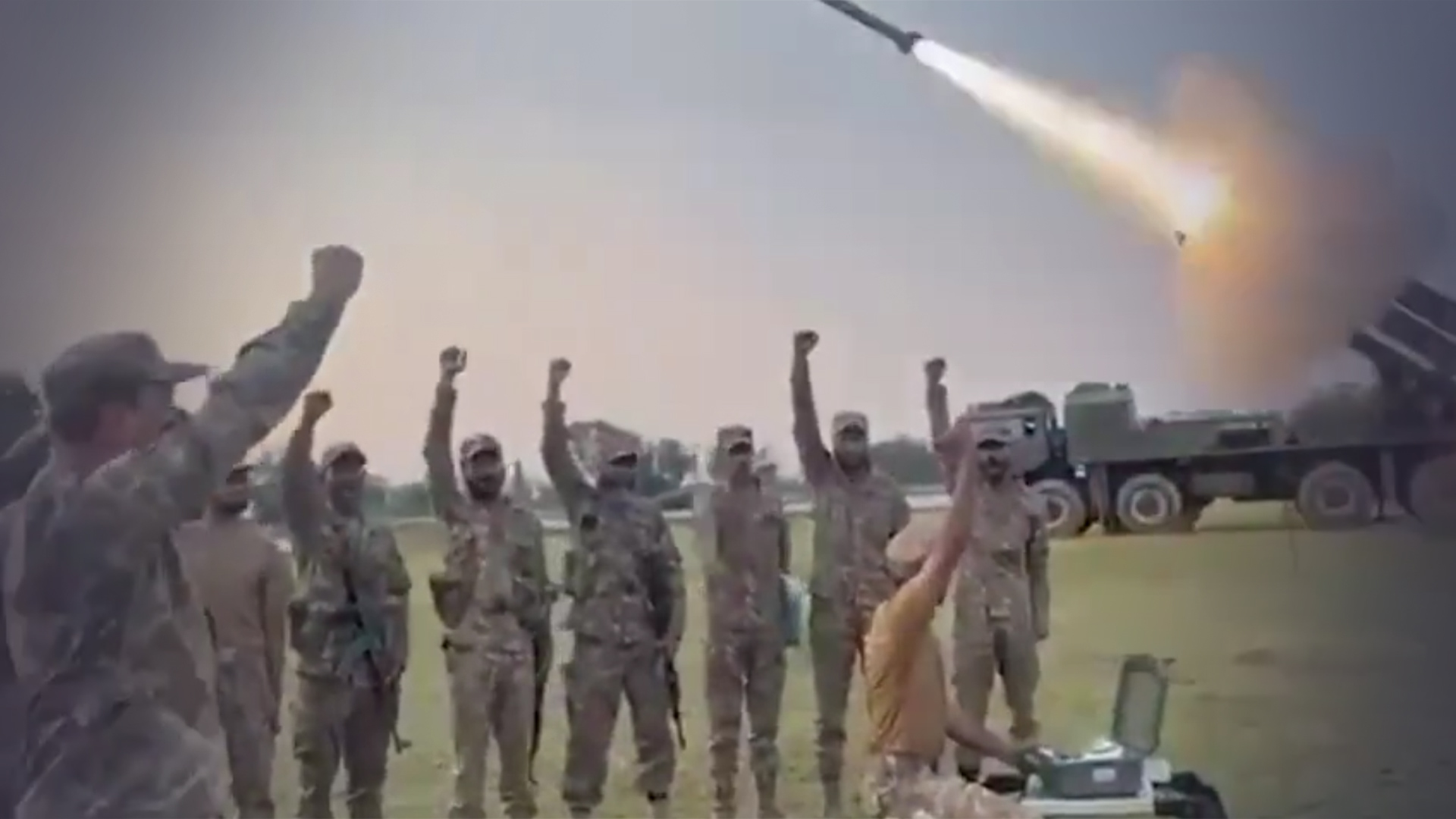 巴军方高调公布机动发射车对印发射导弹现场画面，巴基斯坦军人振臂高呼