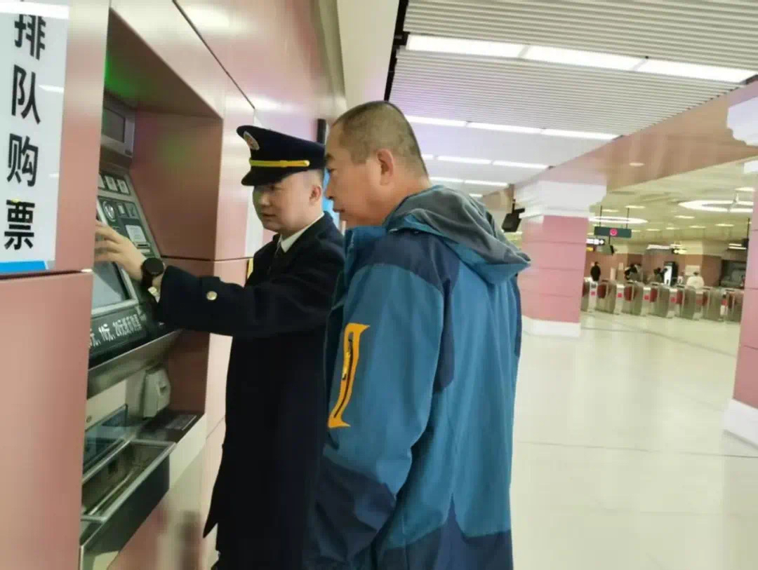王博引导旅客购票