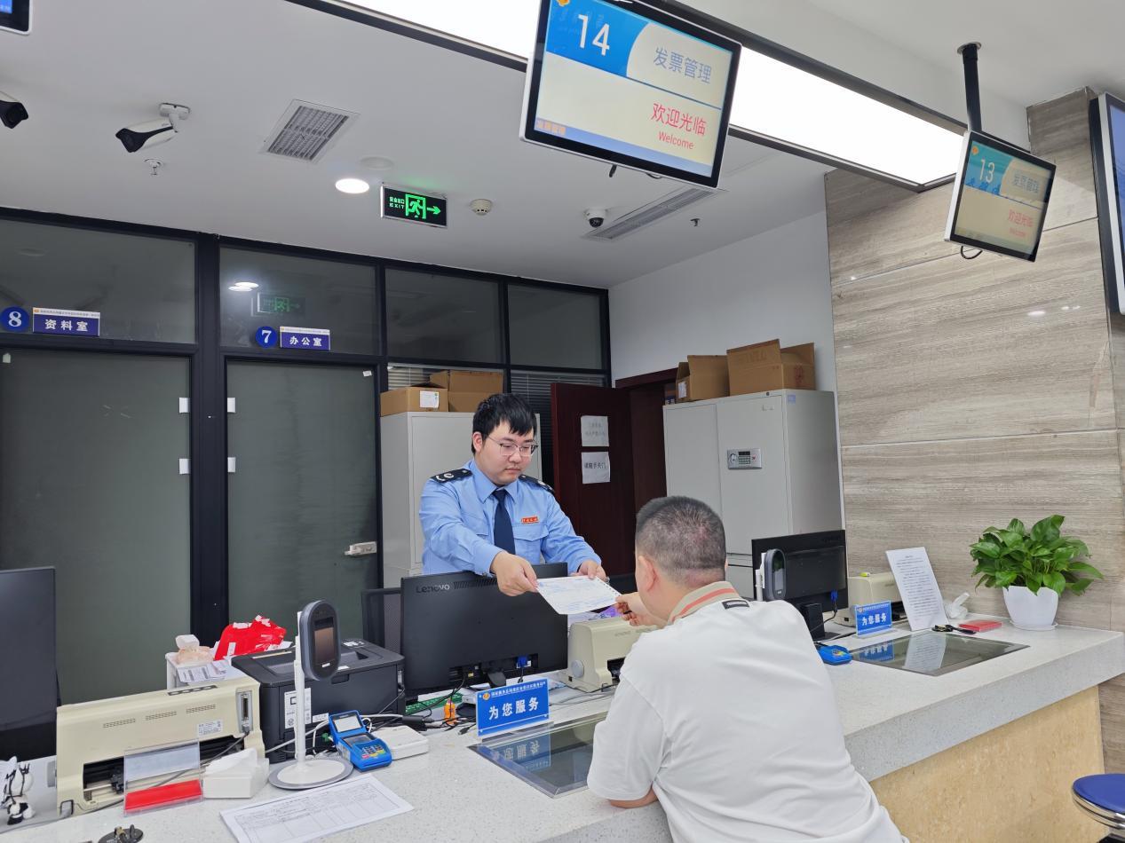 “五一”期间，荣昌区税务局办税服务厅临时开设假日发票开具窗口。许燕丽 摄