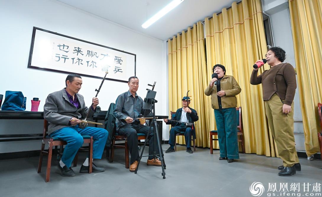 天源里社区活动室里，居民们歌唱属于自己的“安居梦”。