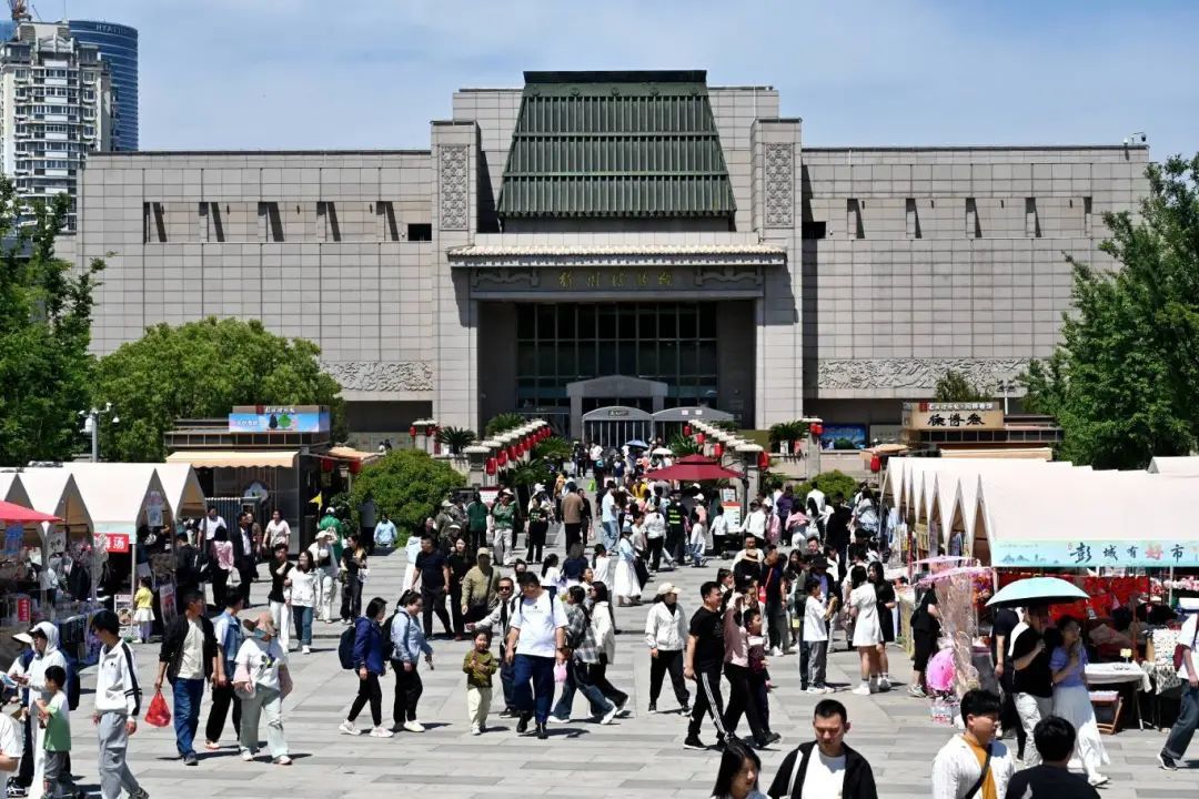 游客参观博物馆。5.jpg