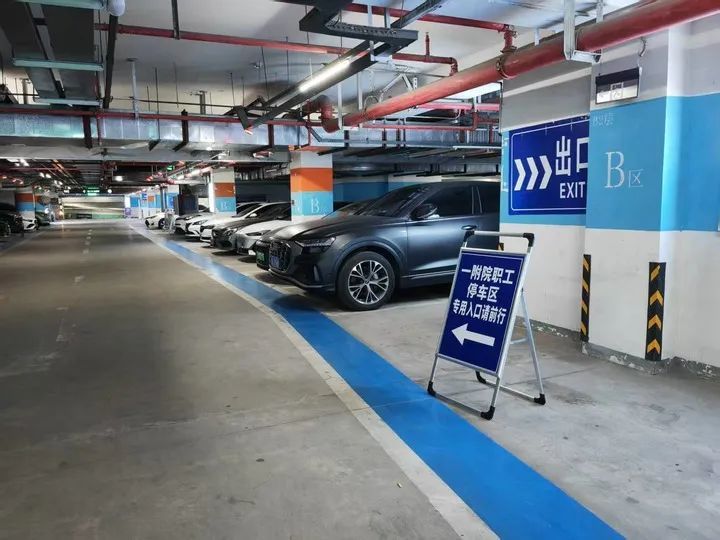 5月7日，南昌大學第一附屬醫院租賃周邊社會停車場供職工停放。半月談記者 閔尊濤 攝