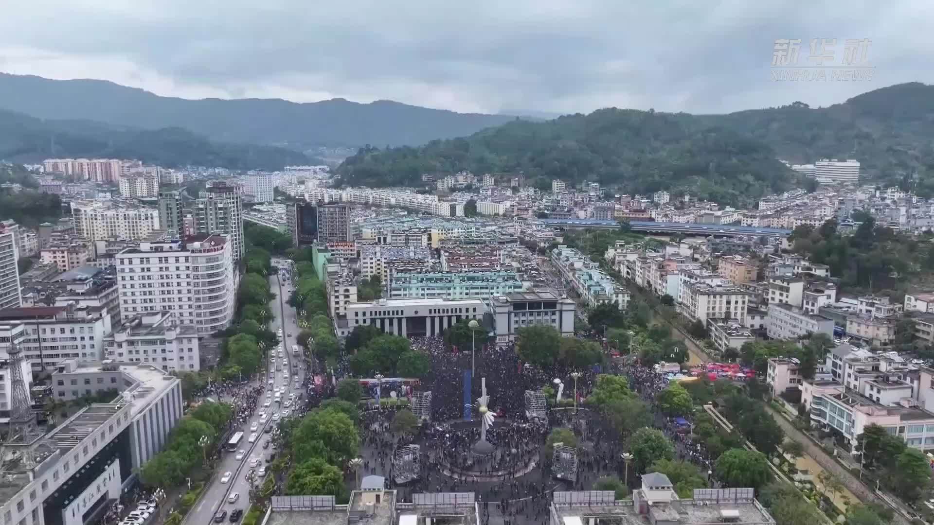 云南墨江：民俗“抹黑脸”狂欢送祝福